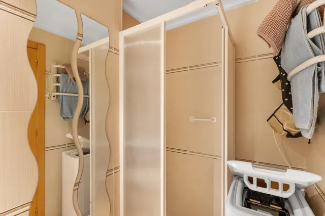 Apartamento de 2 dormitorios con piscina, garaje y trastero cerca del centro de Torrevieja — 22