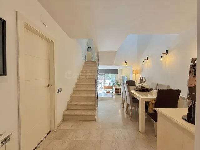 ADOSADA CON JARDÍN Y PISCINA PRIVADA CAN BOU - foto 2