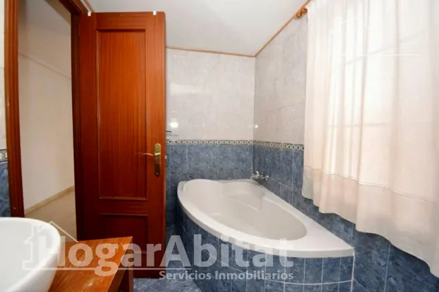 Luz natural y amplitud en este piso esquinero con dos balcones, ascensor y trastero a 100 metros de la playa — 30