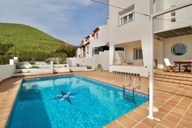 Exclusivo chalet con piscina, jardín y vistas únicas en Cene - foto 3