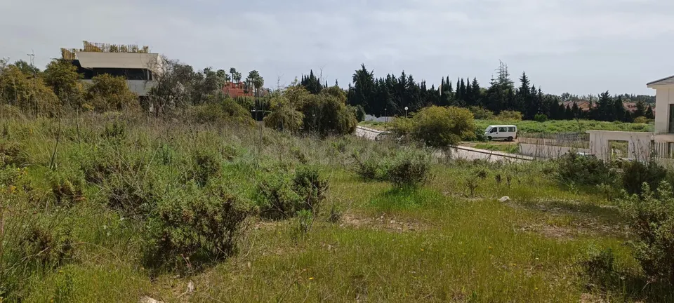 Parcela de 1426 m² para inversión en Nagüeles, Marbella