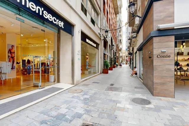 Piso de 3 dormitorios, vestidor y 134 m2 en pleno centro de Murcia – Calle Platería — 46