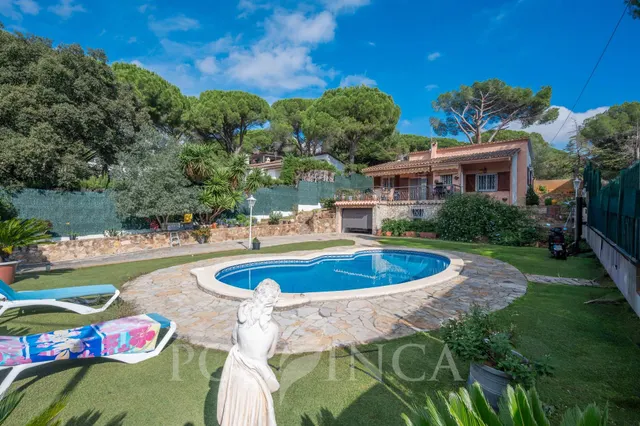 Chalet independiente de una planta con piscina privada en Ma