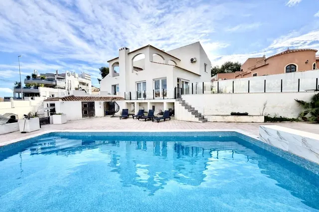 VILLA DE 6 DORMITORIOS Y 2 BAÑOS EN ORIHUELA COSTA (VILLAMARTIN) — 4