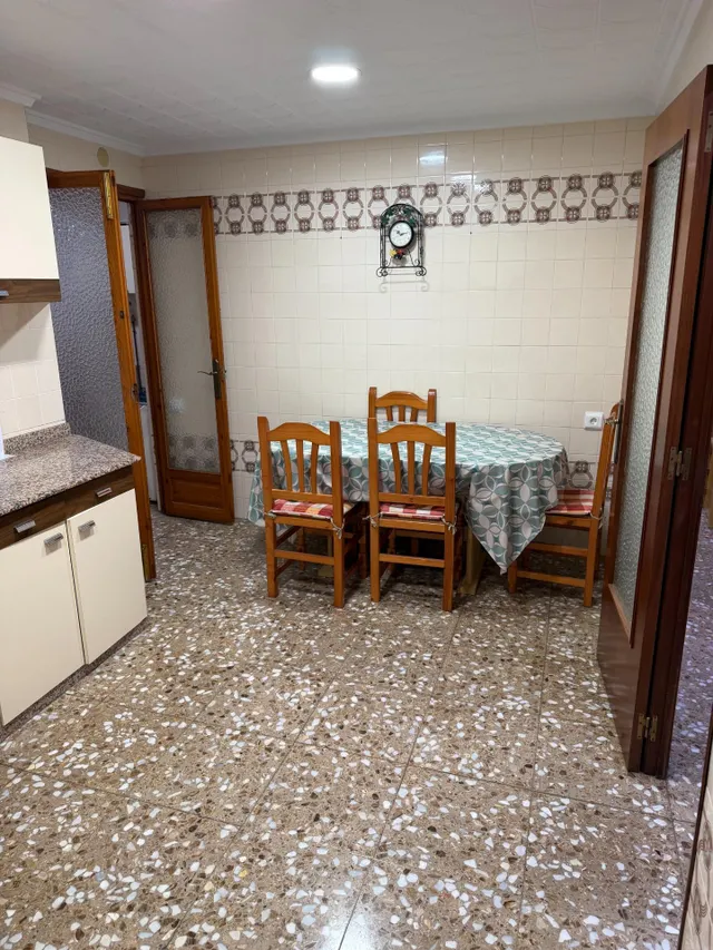 Piso con ascensor, 4 dormitorios, 2 baños, cocina 19 m2 con patio pisable, salon comedor, tres piezas a la calle. — 45