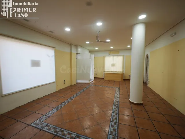 Amplio Local Comercial en Esquina – Oportunidad Única en Tom