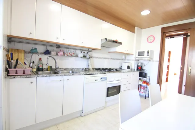 Amplio piso de 4 habitaciones con terraza y plaza de parking en la zona del lago de Olesa de Montserrat — 16