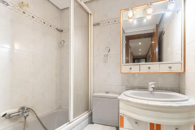 VIVIENDA ALQUILADA CON INQUILINOS SOLVENTES, NO SE PUEDE VISITAR. — 14