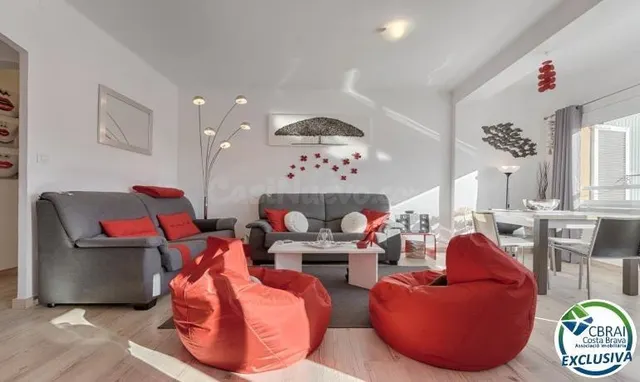 Modernidad en el Corazón de Roses: Tu Hogar a un Paso del Ma