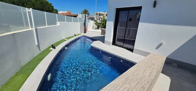 Villa Independiente de Lujo en Esquina con Piscina Privada y - foto 2