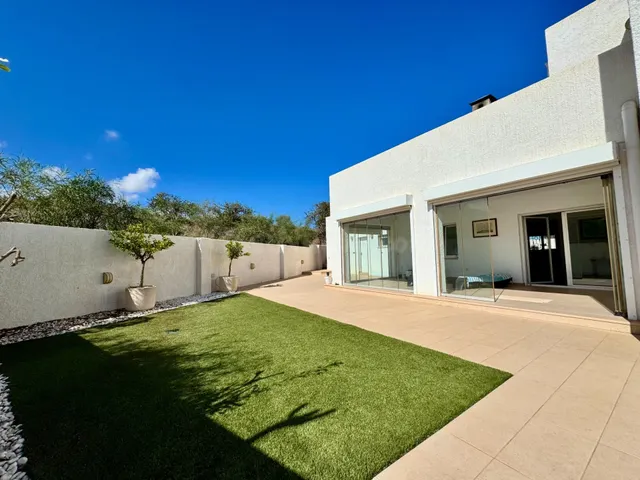Chalet de 2 dormitorios y 4 baños con garaje y piscina priva - foto 4