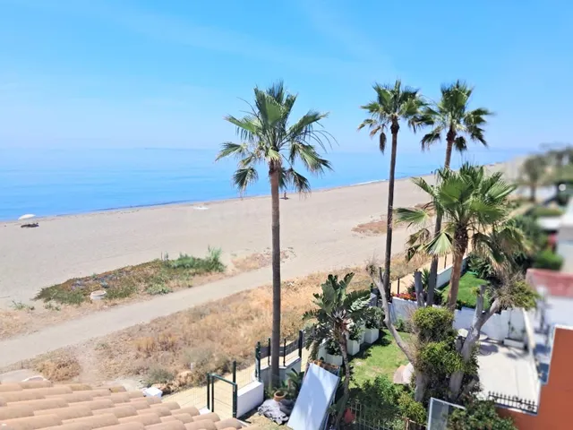 Exclusivo Chalet Pareado en Primera Línea de Playa – Inversi