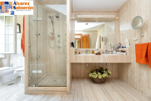 CHALET ADOSADO EN ZONA LA CALETA — 30
