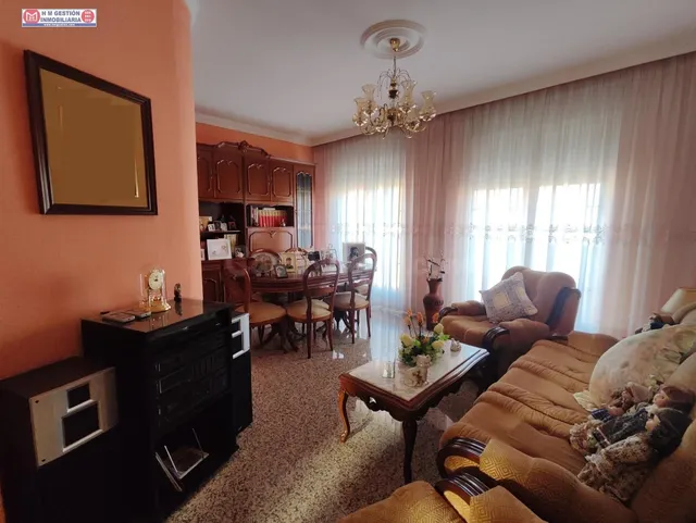 AMPLIA CASA DE 165 METROS DE PARCELA CON PATIO, GARAJE Y DOR - foto 3