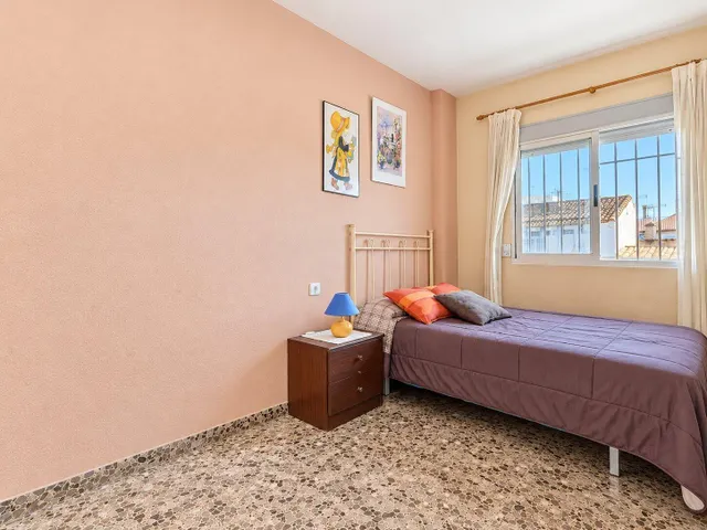 Adosado con gran patio, terraza y garaje en massarrojos, junto a Valencia — 41