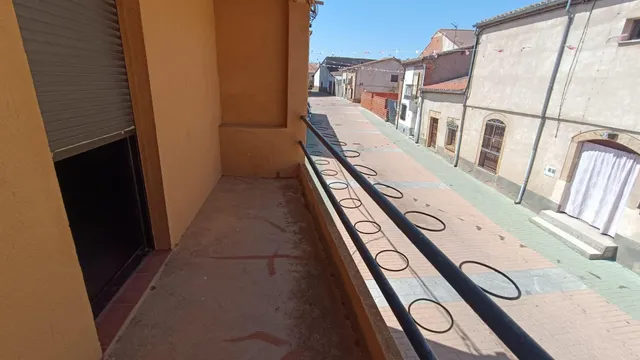 CASA EN VENTA EN MORALES DEL VINO (ZAMORA), 5 DORMITORIOS, BAÑO, BUHARDILLA, BODEGA, JARDÍN, GARAJE... — 35