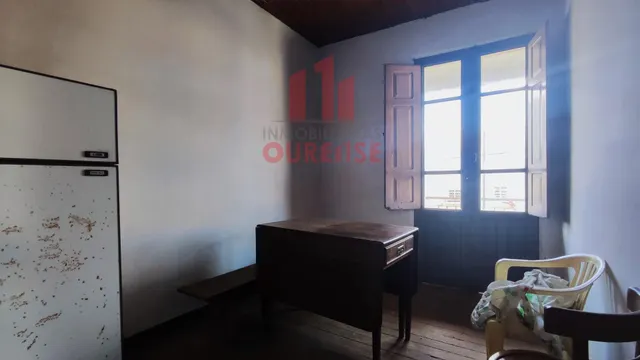 CASA INDEPENDIENTE DE PIEDRA CERCA DE LA MANCHICA Y PRÓXIMA A LA ENTRADA DE LA AG-31, dirección a Ourense-Celanova. — 23