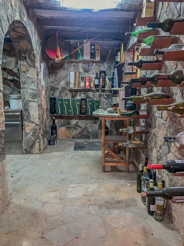 Finca rústica singular en parcela de 2.296 m2 con piscina, amplio garaje y pista de tenis. — 13