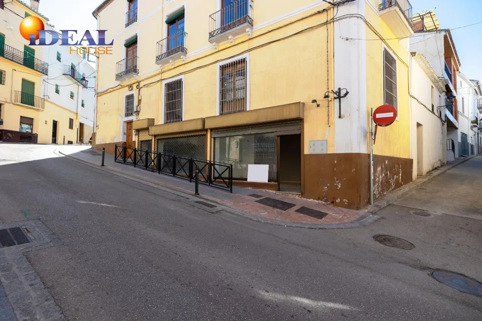 Espectacular edificio a 3 calles con vivienda y locales comerciales en pleno centro de Alhama de Gr