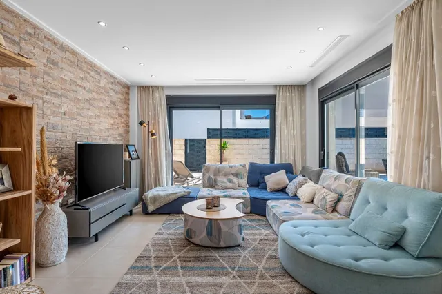 Villa moderna con piscina privada, 3 dormitorios y 3 baños. — 8