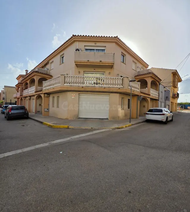 Amplia casa esquinera con garaje, a 5 km de las playas de l’