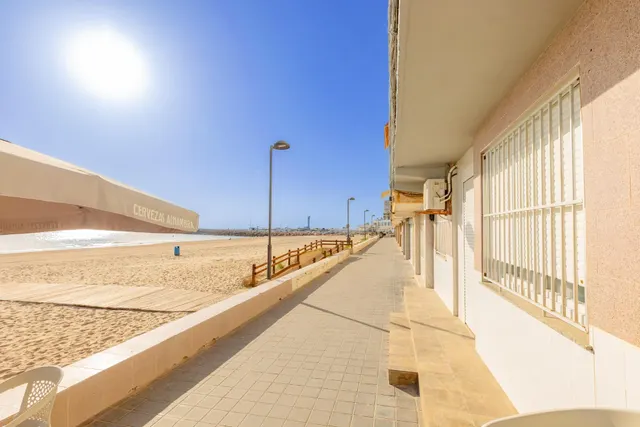 Apartamento reformado de un dormitorio en primera línea de playa en El Perellonet — 6