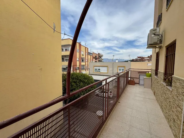 Piso tipo dúplex en Torrecárdenas (Almería) - foto 3