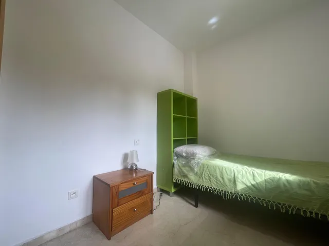 Amplia habitación  en Granada, Ideal para Estudiantes — 23