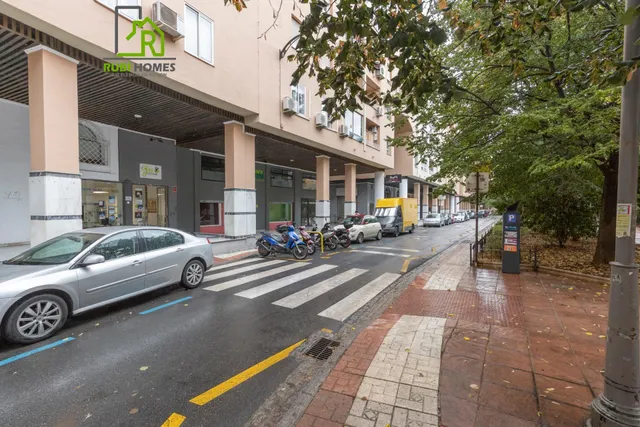Local comercial en venta en calle agustina de aragón — 18