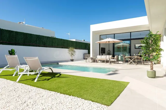 VILLA CON AMPLIA PARCELA Y PISCINA PRIVADA - foto 2