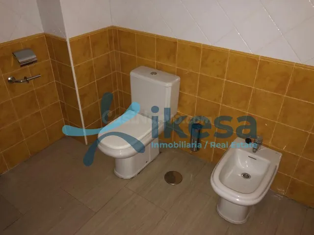 Se vende Oficina con 4 despachos muy céntrica, en la localid - foto 5
