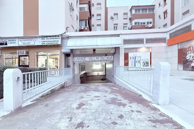 Este no es un aparcamiento cualquiera; es el mítico Garaje Villafontana. — 2