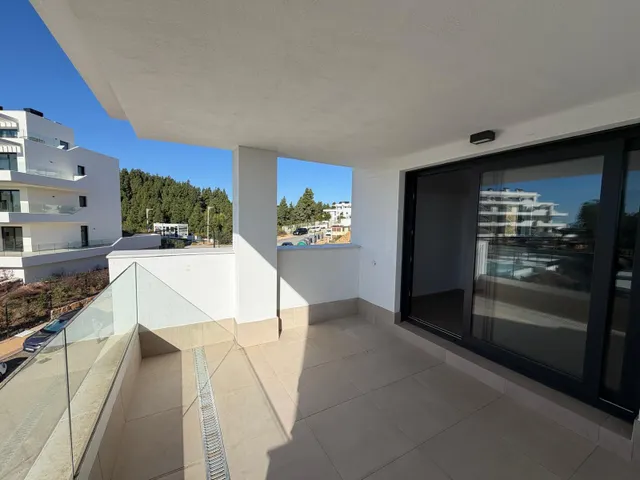 Vivienda moderna en Mijas con vistas al mar y jardín privado