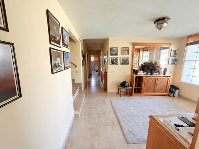 VENTA EN PLENO DOMINIO · Gran chalet de 545 m2 con placas solares y parcela privada de 3.000 m2 · Boadilla del Monte — 34