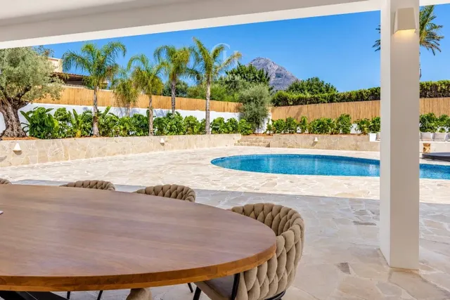 Villa arbela · luz, vida exterior y vistas abiertas al montgo en javea — 29