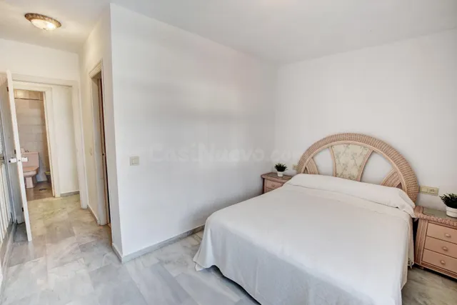 Piso de 2 Dormitorios alado de la Playa con Vistas al Mar, Piscina y Garaje — 20