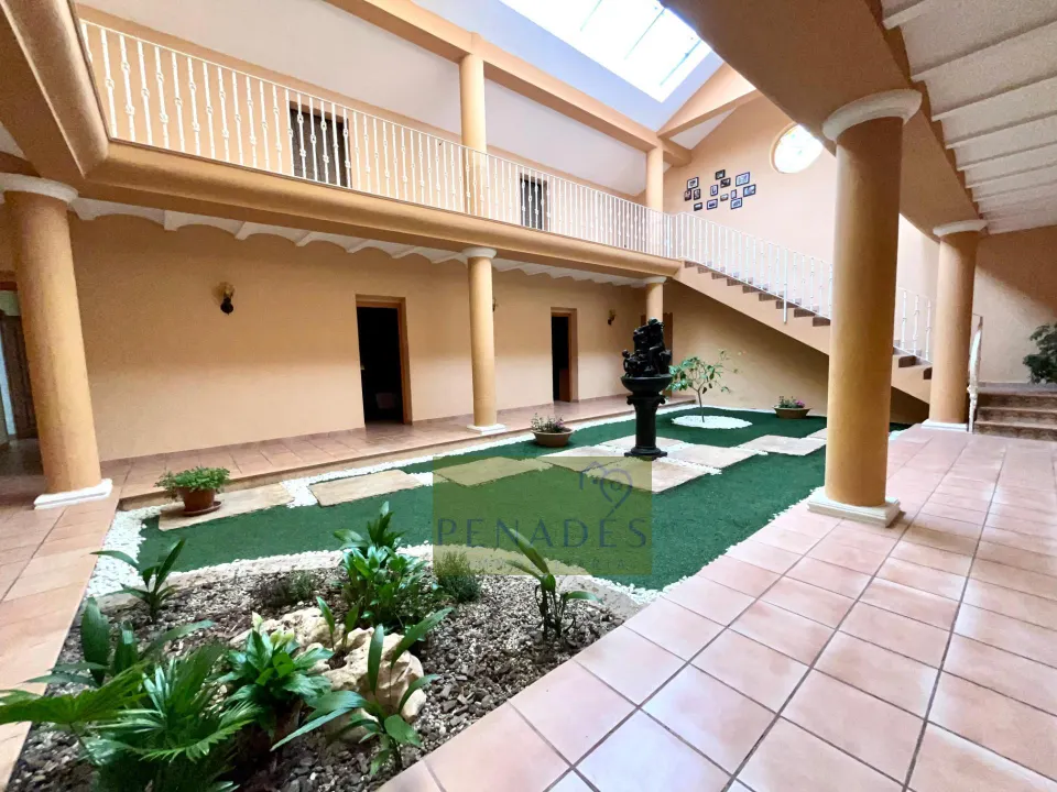 Espectacular chalet a la venta con impresionante jardín interior