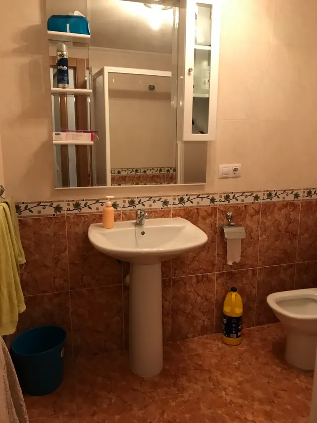 Se vende amplio piso en el centro, cocina, salón, 3 hab., 3 baños, trastero y garaje. Para entrar . — 12