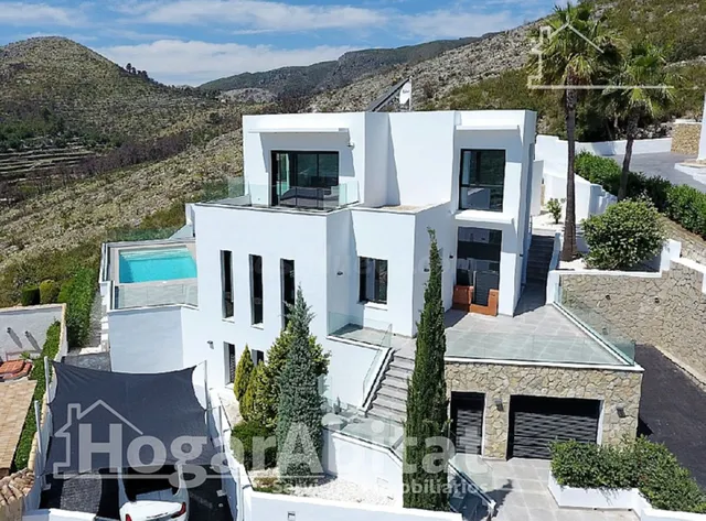 CHALET SEMINUEVO CON PISCINA, GARAJE Y VISTAS DESPEJADAS — 3