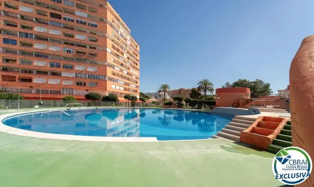 Moderno apartamento en planta baja en complejo residencial con zonas ajardinadas y piscina comunitaria — 8