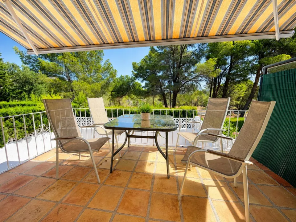 Encantador bungalow esquinero de una sola planta en Moraira Park
