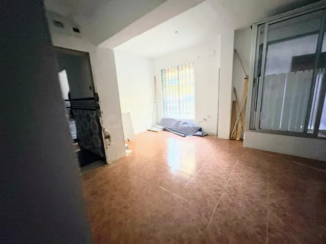 Local en alquiler de 30 mt, doble escaparate, 2 aseos - foto 3