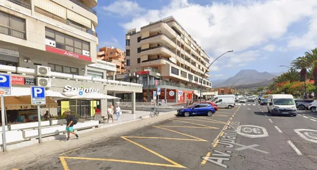 Amplia plaza de garaje cerrada para 2 coches en el Royal - foto 2