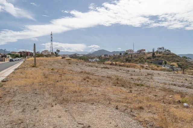 Terreno urbano de 750 m2 en Altos de La Zubia. Parcela 17, manzana M — 38