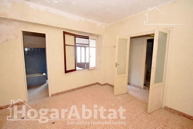 ¡Hazla a tu gusto! Casa amplia y luminosa de tres alturas para reformar, cerca del ayuntamiento — 18