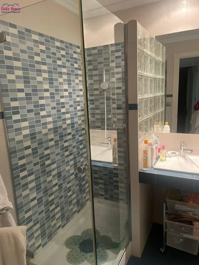 AMPLIA VIVIENDA A LOS PIES DE LA CALETA — 33