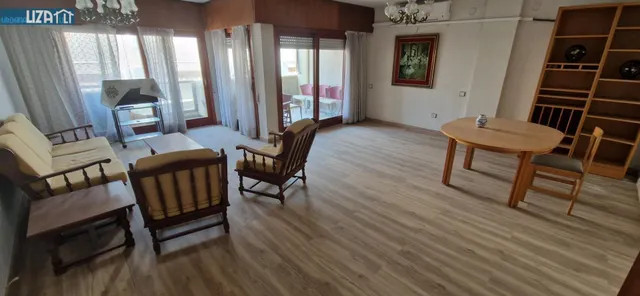 Amplio Piso en Primera Línea de Playa de Levante con Potencial — 3