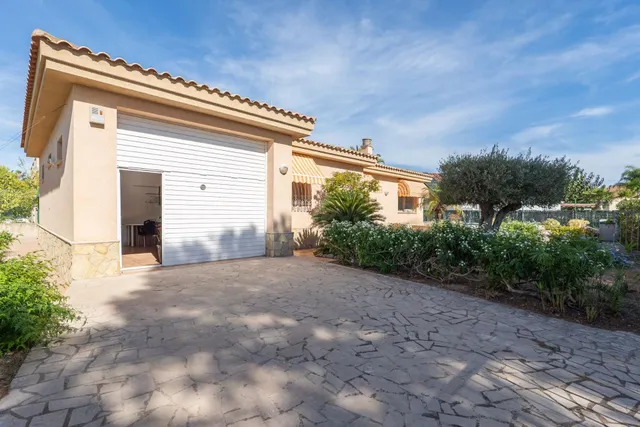 Casa en Riumar con parcela de 600 m2, piscina, garaje, jardí - foto 3