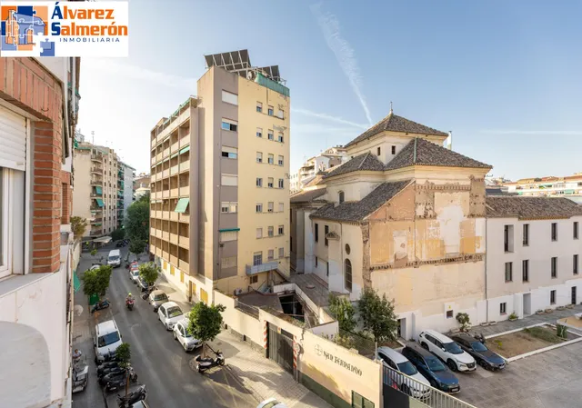 ¡Oportunidad Única en Granada! Piso Espectacular  en Plaza de Gracia — 20