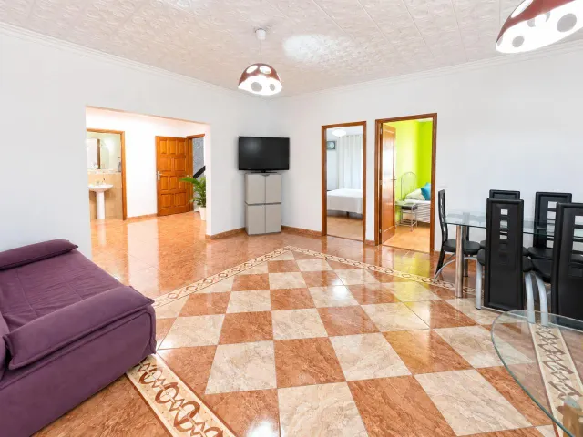 Vivienda de cuatro dormitorios con balcón en Arucas - Santidad — 14